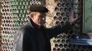 Житель деревни Липово построил дом из бутылок.flv