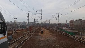 Москва утром прибытие современного поезда ЭП2д на железнодорожную станцию Окружная|D1 МЦД Москва