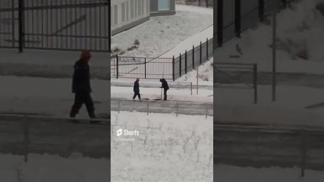 Замеряют глубину в люках канализационных #shorts