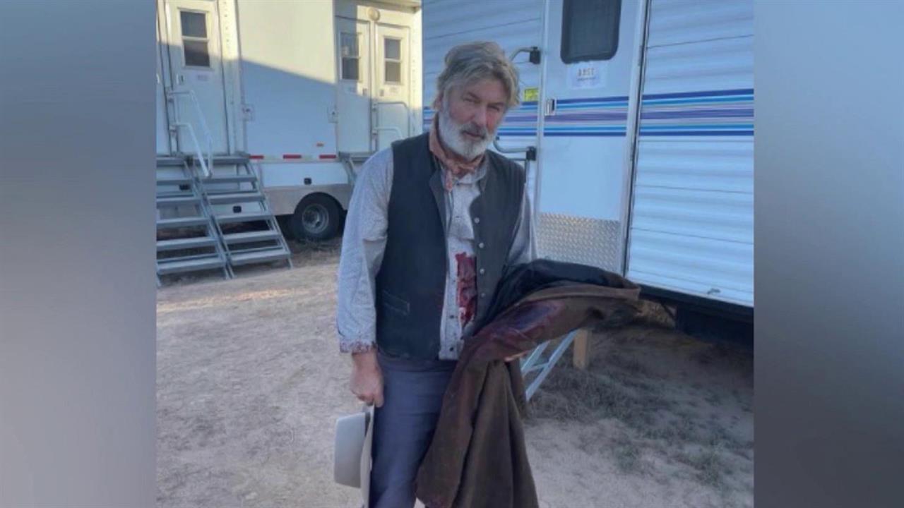 ФБР провело свое расследование убийства на съемках фильма "Раст" Алека Болдуина