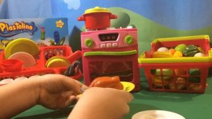 Свинка Пеппа готовит ужин для всей семьи . Peppa Pig is preparing dinner for the whole family