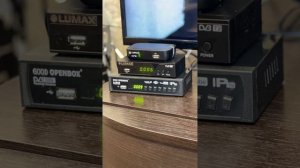 Кнопки на передней панели ТВ приставки для приема 20 бесплатных каналов цифрового телевидения