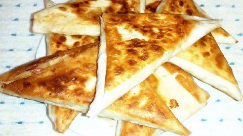 Конвертики из лаваша с сыром и колбасой. Хрустящие и очень вкусные