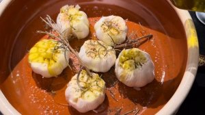 Деликатес из простых продуктов. Французская кухня-сливочное масло с запечённым чесноком.