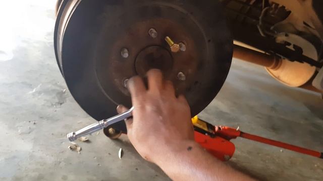 Removing the brake drum from a Nissan navara or xterra смотреть онлайн
