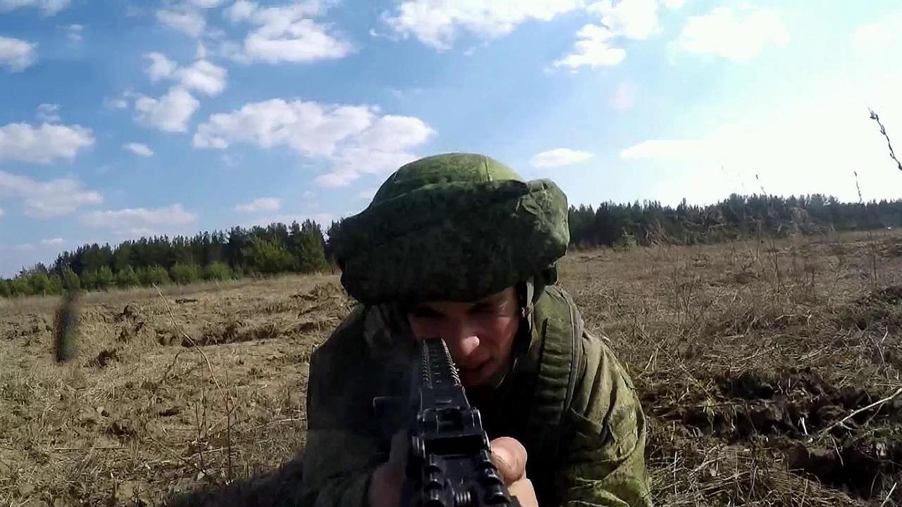 В Рязанской области прошли учения десантников, во ...орых испытали и новые образцы армейской техники