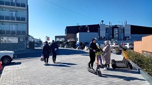 Имеретинка. Ул.Шкиперская, иду к морю. Расширили тротуар, заменили плитку. Виды заснеженных гор.