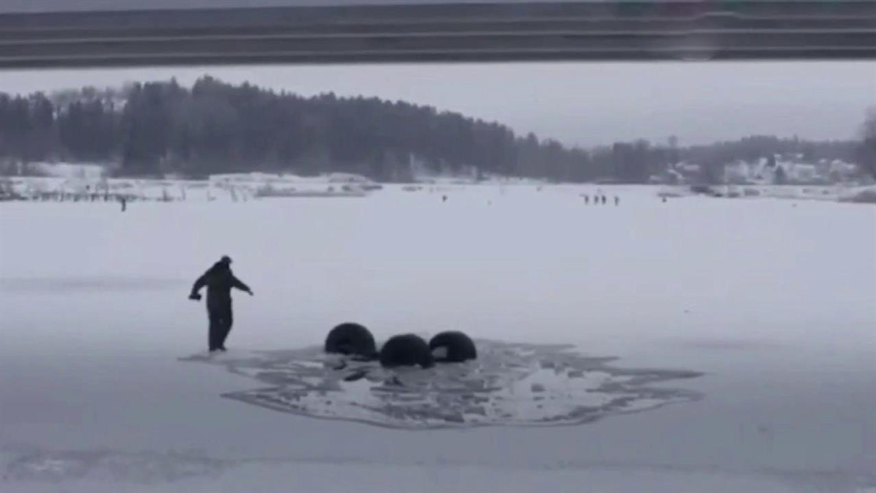 сходили на лед 3. река в тюмени. машины под льдом владивосток. ледоход в тюмени 2023 на туре. человек на треснувшем льду.