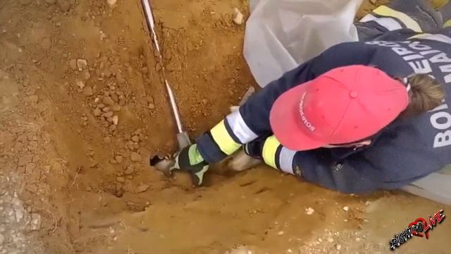 Люди напугались услышав из под земли стоны с просьбами о помощи! смотреть онлайн