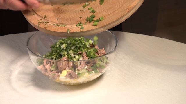 САЛАТ "ПОЛКОВНИЧИЙ", С ПЕЧЕНЬЮ ТРЕСКИ. СЫТНЫЙ, ЗАКУСОЧНЫЙ. ГОТОВИМ К МУЖСКОМУ ПРАЗДНИКУ!