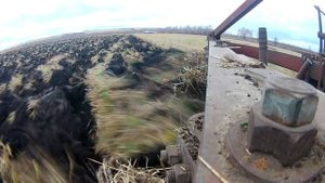 Динозавр пашет //ДТ 75 с плугом ПЛН 4-35 в деле