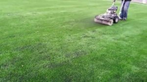 Вчесывание резиновой крошки в футбольное поле