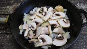 Пшенная каша под соусом из грибов и куриной печенью