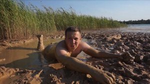 ПОКАЗАЛА ПОПУ НА ПЛЯЖЕ