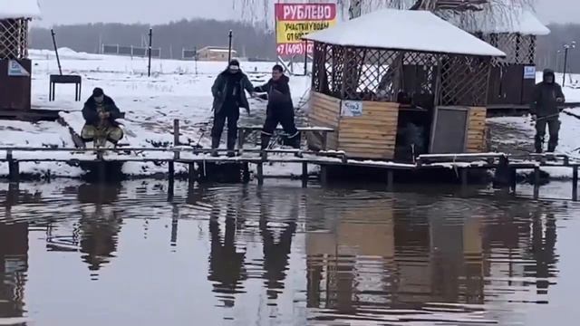Запуск форели 300 кг , бешеный клев форели на платнике