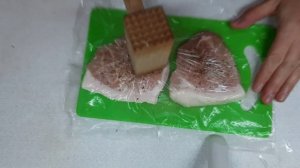 Экономные блюда на Новый год. Отбивные, салат Любовница, печеночные рулетики