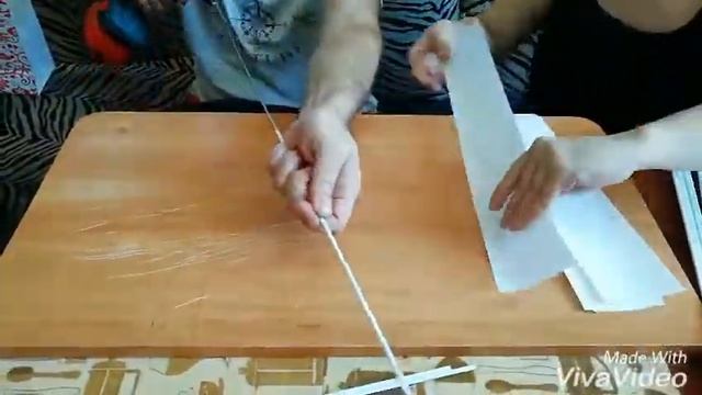 Скручивание трубочек из газет и бумаги
