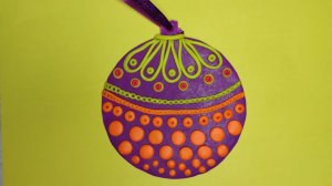 Как слепить из пластилина новогодний ёлочный шарик на картоне.