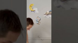Как самостоятельно наклеить интерьерные наклейки на стену