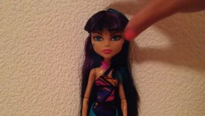 Как уложить кукле челку.