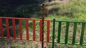 Осадкомер и снегомерная рейка на метеоплощадке