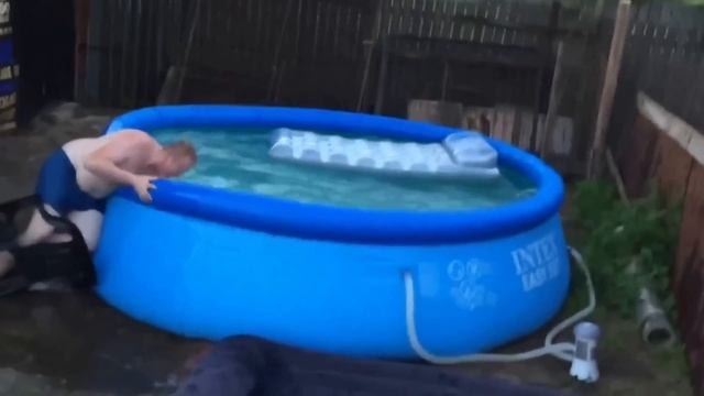 Стульчик и бассейн, супер мега прикол, я долго хохотал))) смотреть онлайн