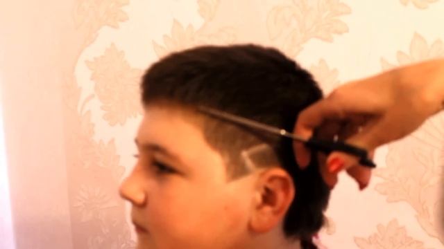 Выстригание узора на волосах. Очень легко!!! смотреть онлайн