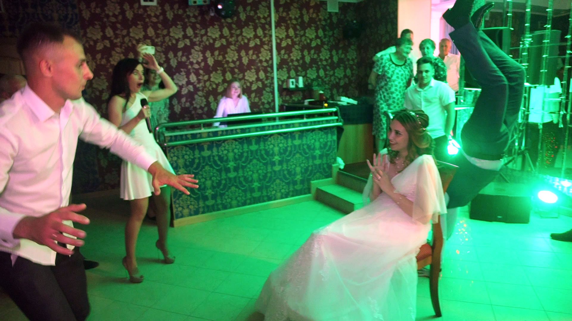 Конкурс на свадьбе с танцующими друзьями жениха смотреть онлайн
