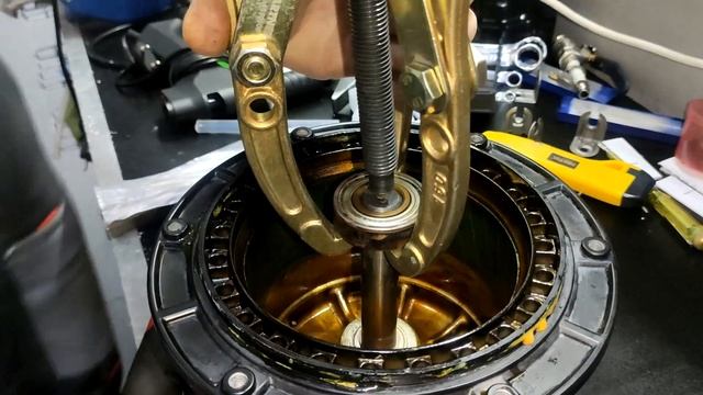 Один рабочий день из жизни электромонтера, чистка и замена подшипников Мотор-колесо LZW-280-4D смотреть онлайн