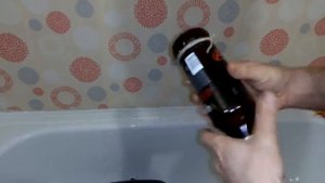 Отрезаем дно от пивной стекляной бутылки.