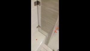Установка новой душевой кабины из стекла с угловыми распашными дверками