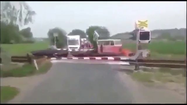 Сидели полчаса на переезде ждали когда пройдёт поезд!!! И вот дождались прошёл!!! смотреть онлайн