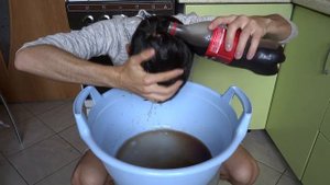 ПОМЫЛ ВОЛОСЫ КОКА-КОЛОЙ!