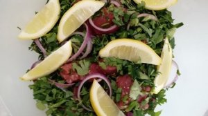 Шашлык из говядины, замаринованный с зеленью