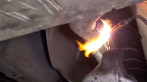 Замена резонатора на Nissan Primera (Мир Глушителей).mp4