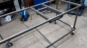 Мобильный, раздвижной стол из профильной трубы