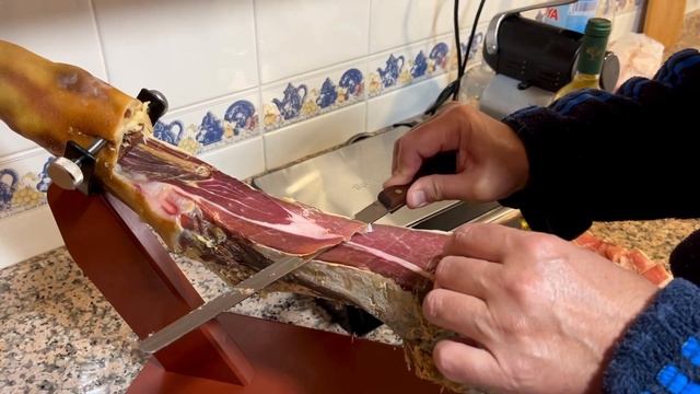 Хамон. Как нарезать хамон ножом Como cortar Jamon de España Ham from Spain