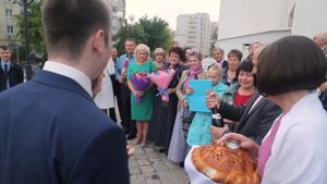 Невесту с женихом родители встретили хлебом солью