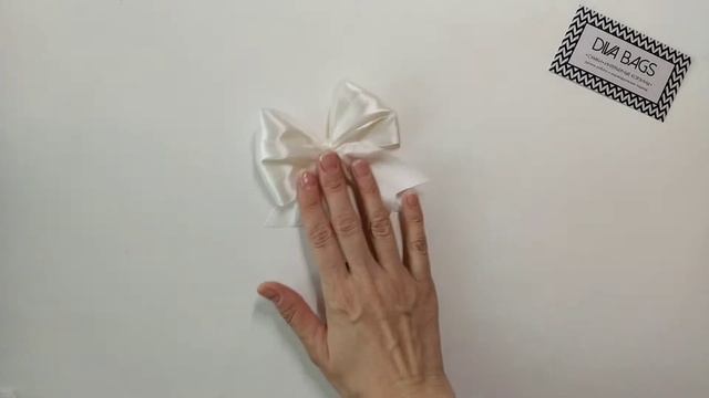 Двухцветный бант из атласных лент | Декорирование изделий лентами смотреть онлайн