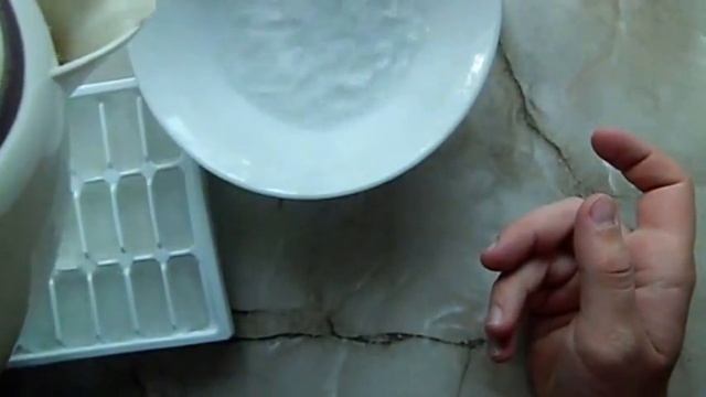 Как быстро достать кубики льда из формы