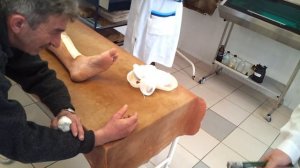 Вынимает спицу из руки.