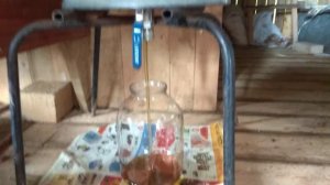 Разливаем мёд по банкам