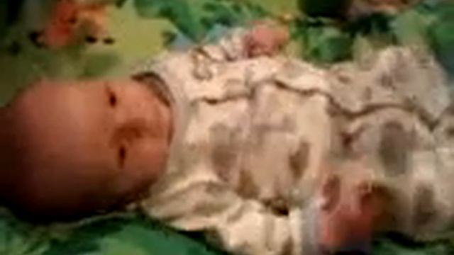 Lucien playing on his play mat смотреть онлайн