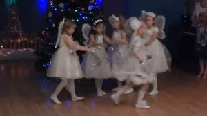 танец снежных бабочек в дет.саду.