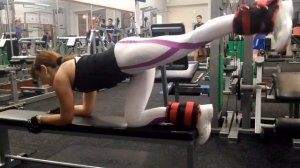 Тренировка ягодиц. Махи ногой назад