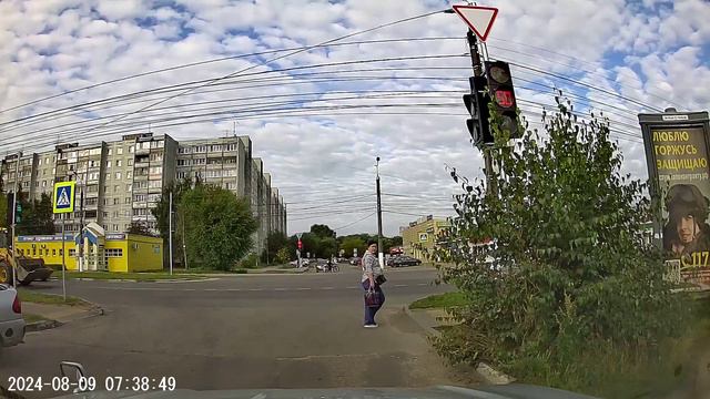 проезд на красный ,чуть не сбил человека - Trim - Trim смотреть онлайн