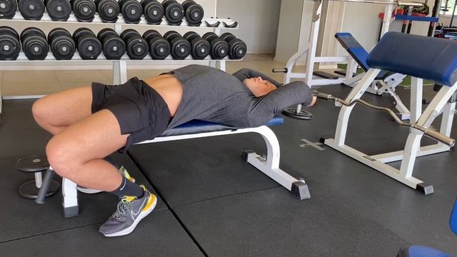 Пуловер лёжа на скамье с гантелью смотреть онлайн