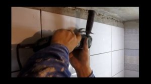 Большое отверстие в плитке, установка вентилятора.