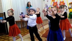 Трогательный танец для мам с фотографиями.