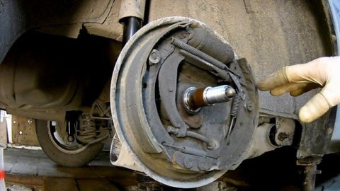 ЗАМЕНА ЗАДНИХ КОЛОДОК НА РЕНО ЛОГАН, САНДЕРО, ЛАРГУС. REPLACEMENT OF REAR PADS FOR RENAULT LOGAN.